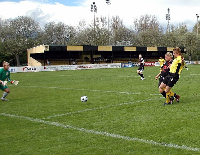 2008_0504_02.JPG - men Ekers försvarare trycker ut Andreas mot kanten, och målvakten kunde ta hand om bollen