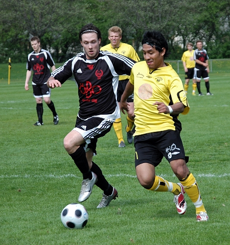 2008_0504_03.JPG - Jonas Hammarlund i kamp om bollen med en försvarare