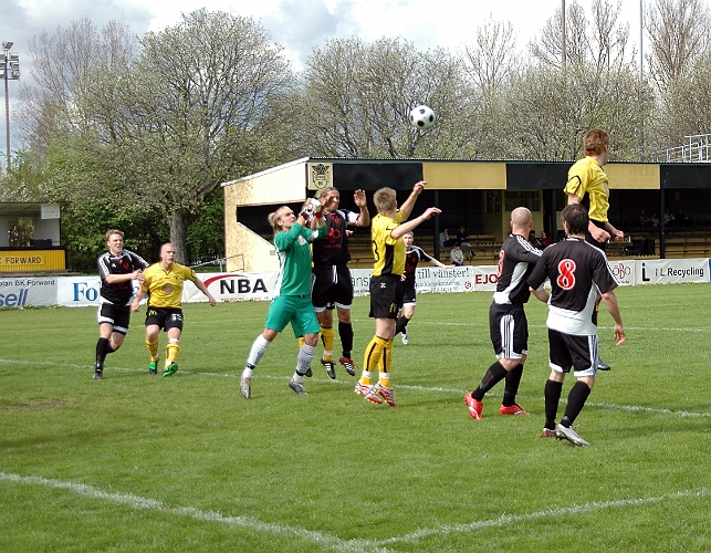 2008_0504_04.JPG - Eker's målvakt boxar undan bollen efter hörna