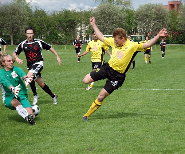 2008_0504_05.JPG - Målvakten gör en räddning på Andreas Karlsson's genombrytning och avslut mot mål