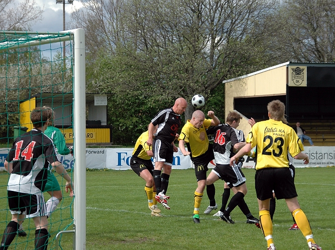 2008_0504_06.JPG - Gustav Gustavsson nickar bollen mot mål efter en hörna