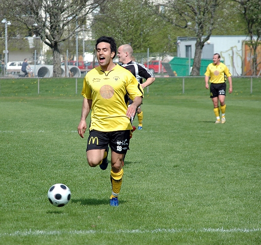 2008_0504_07.JPG - Arton Bekaj uttrycker sitt missnöje efter att ha blivit avblåst för offside