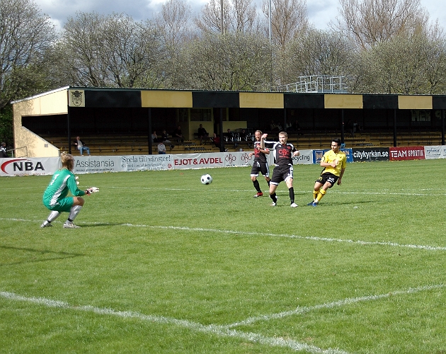 2008_0504_08.JPG - Arton Bekaj fick en ny chans och här ger han Södra ledningen med 1-0