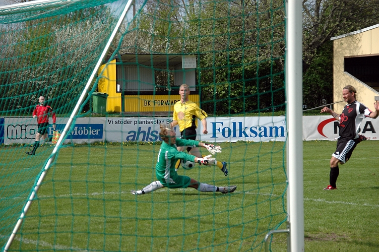 2008_0504_09.JPG - Mikael Wiker fick en bra chans att utöka ledningen för Södra men målvakten gör en bra räddning