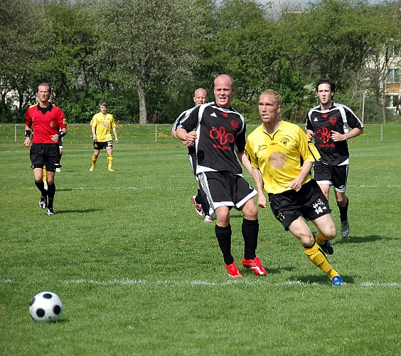 2008_0504_12.JPG - Mikael Wiker hinner inte riktigt fram innan målvakten kommer ut och greppar bollen