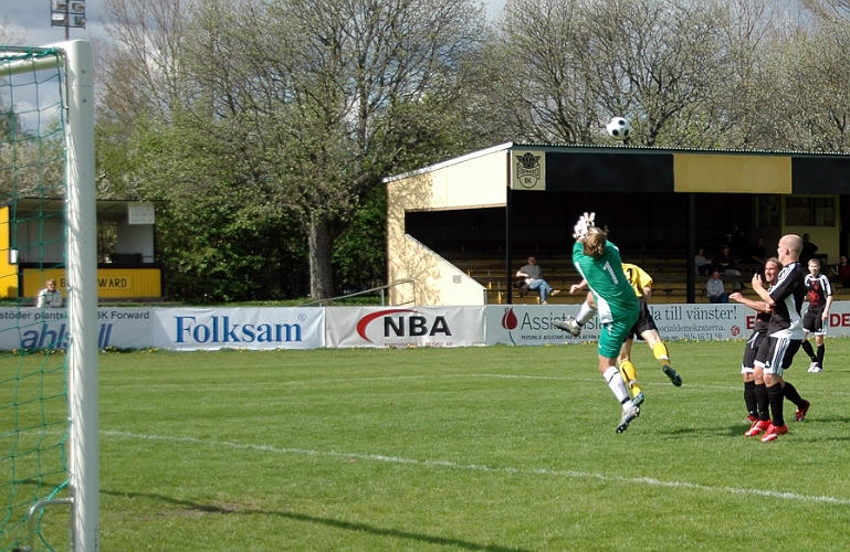 2008_0504_13.JPG - Mikael Wiker går upp i höjdduell med målvakten och nickar bollen över honom och utökar Södra's ledningen till 2-0
