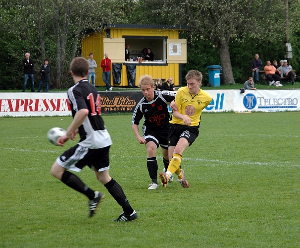 2008_0504_14.JPG - Samuel Hultqvist provar med uppspel mot Södra's anfallare
