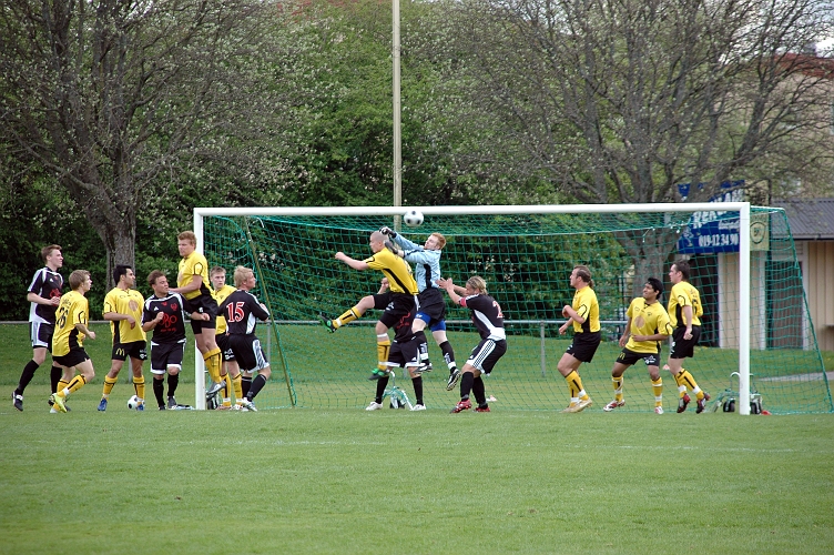 2008_0504_16.JPG - Södra's målvakt Glenn Schön boxar undan bollen efter en hörna