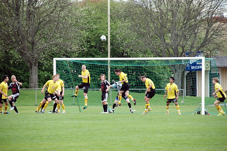 2008_0504_17.JPG - Södra's försvar nickar undan bollen efter ytterligare en hörna