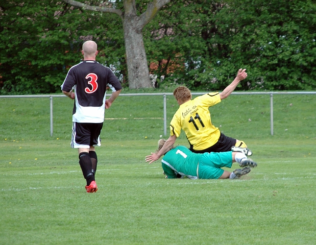 2008_0504_18.JPG - Andreas Karlsson i närkamp med Eker's målvakt som har kontroll på bollen