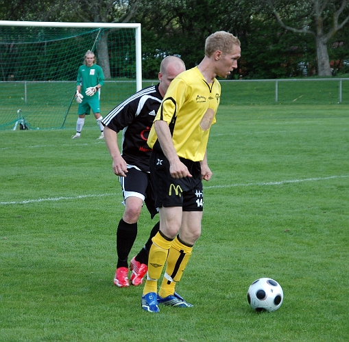 2008_0504_20.JPG - Mikael Wiker inväntar att Södra's anfaller skall komma i position