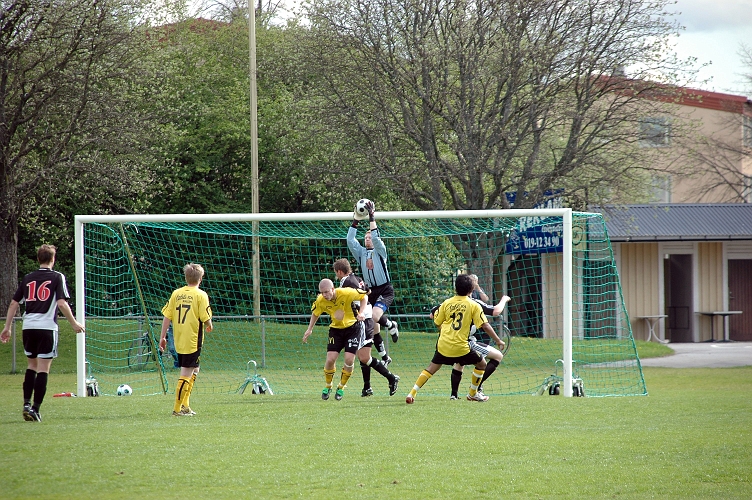 2008_0504_21.JPG - Glenn Schön greppar bollen efter hörna