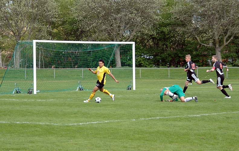 2008_0504_22.JPG - Här har Södra's Victor Huerta en ypperlig chans att utöka Södra's ledning men vänder ut från mål i stället för att slå bollen i mål
