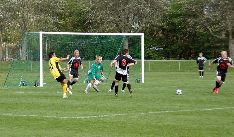 2008_0504_23.JPG - Och målchansen rann ut i "sanden"