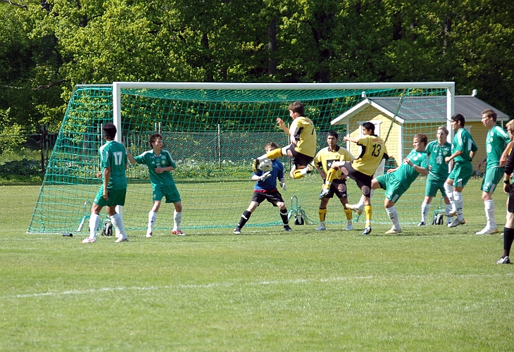 2008_0524_06.JPG - Mikael Ivarsson stormar fram på en hörna och är så när på att få träff på bollen