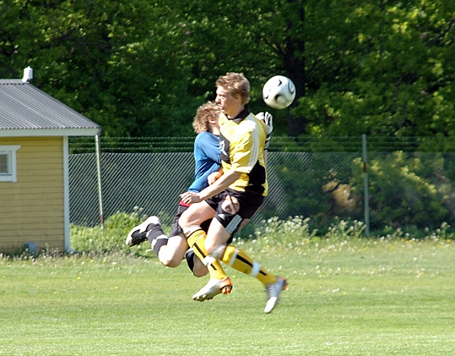 2008_0524_07.JPG - Rasmus Persson i närkamp med Frankes målvakt