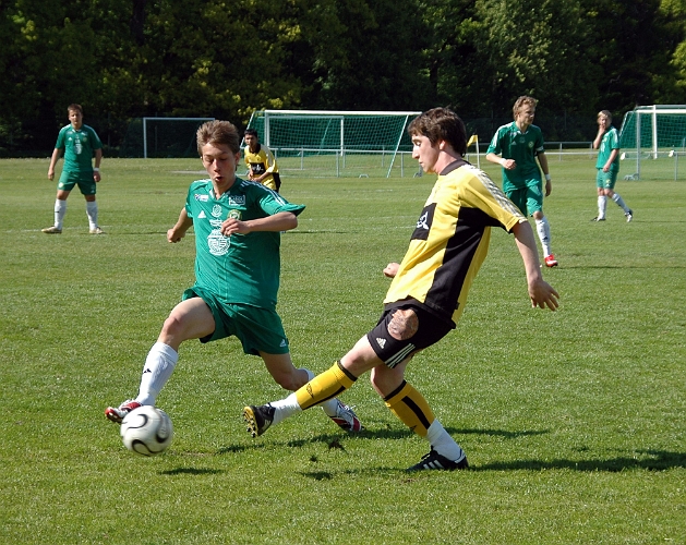 2008_0524_09.JPG - Mikael Ivarsson spelar sig förbi en motståndare