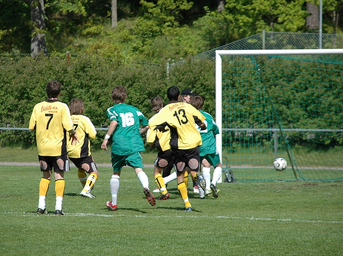 2008_0524_13.JPG - Här rullar Franke in ledningsbollen till 1-2 efter en bra slagen frispark