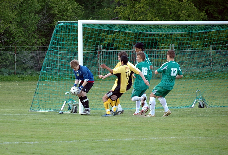 2008_0524_17.JPG - Frankes målvakt plockar in bollen precis framför ett par Södraspelare