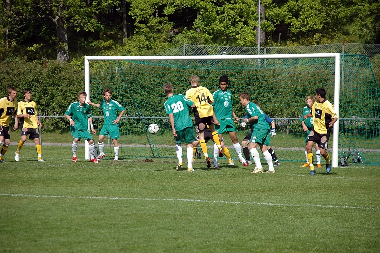 2008_0524_18.JPG - I 2:a halvlek låg Södra på för ett kvitteringsmål