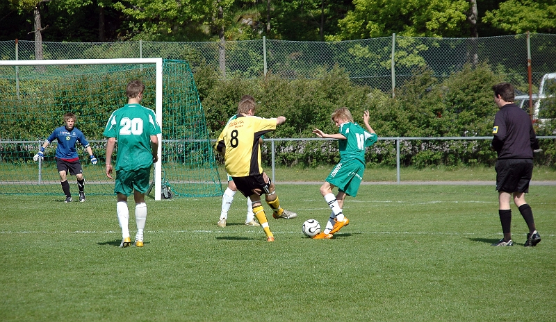 2008_0524_20.JPG - Rasmus Persson i kamp om bollen med Frankeförsvaret