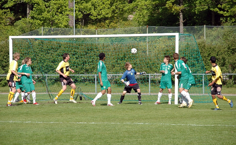 2008_0524_22.JPG - Här är det nära en Södrakvittering men bollen gick i ribban