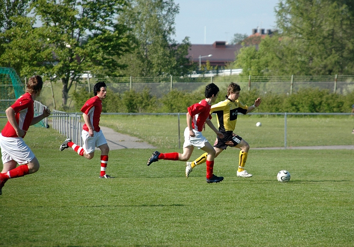 2008_0525_01.JPG - Anton Ryberg stormar fram på kanten och kommer till ett inlägg . . . .