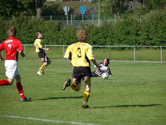 2008_0525_02.JPG - . . . Tommy Ljung hinner inte riktigt fram utan bollen går till inspark