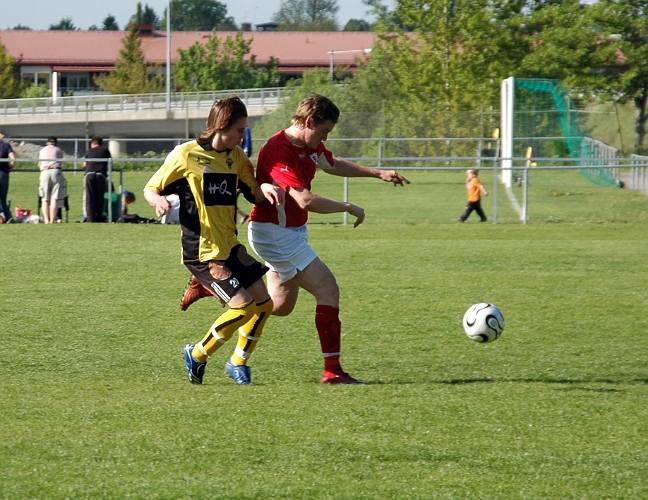 2008_0525_04.JPG - Här har Mikael Pettersson ytterligare en närkamp med Ranstaförsvaret
