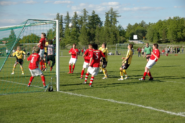 2008_0525_13.JPG - En farlig målchans på hörna för Södra