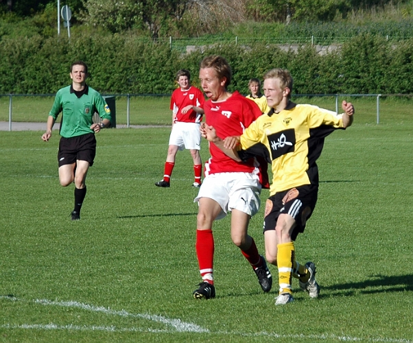 2008_0525_18.JPG - Filip Haglind i närkamp med en försvarare