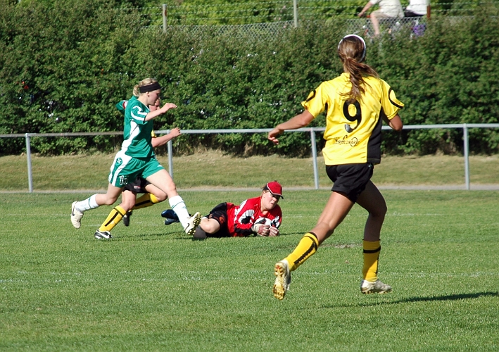 2008_0531_11.JPG - Södra's målvakt Johanna Hermansson gör en fin räddning