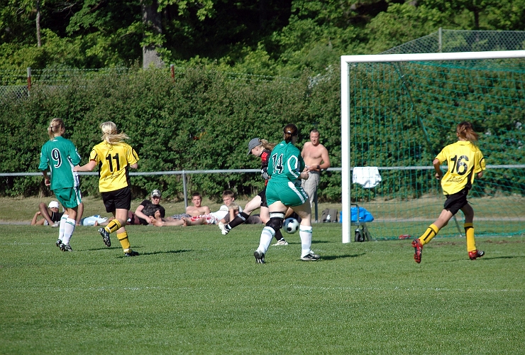2008_0531_12.JPG - Södra utökar sin ledning till 3-1 på ett skott från vänster av Sofia Larsson