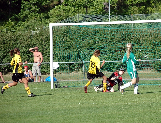 2008_0531_13.JPG - Tillbergas målvakt gör en bra räddning