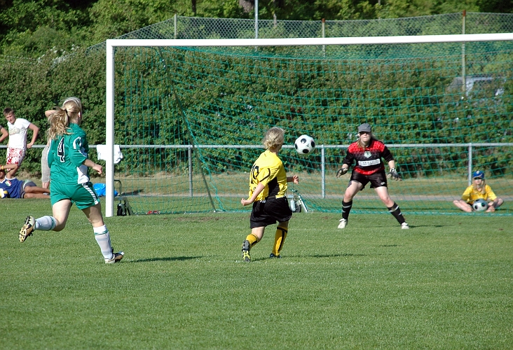 2008_0531_16.JPG - En sista chans för Södra men Tillbergas målvakt gör en räddning