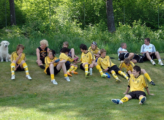 2008_0531_123116AA.JPG - ASIF P94 samlar kraft i skuggan