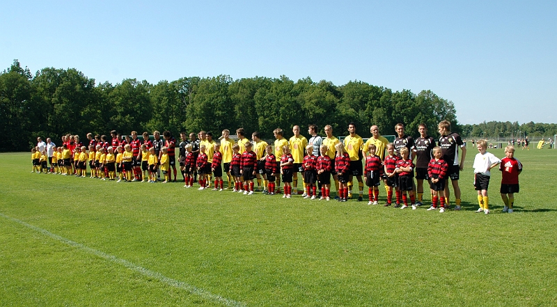 2008_0607_06.JPG - Lagen står uppställda inför presentationen för publiken