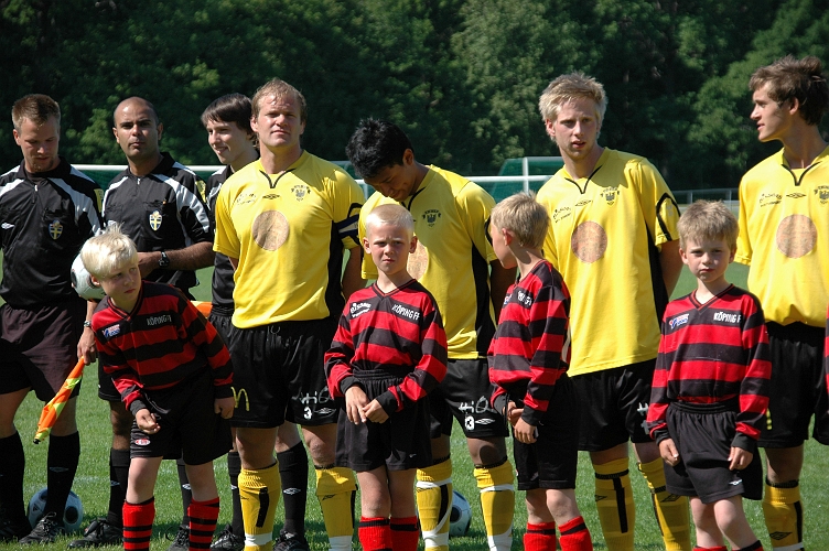 2008_0607_07.JPG - Arboga hade Köpings P00 och Köping hade Arbogas P00 med vid presentationen.Smågrabbarna spelade sen ett par matcher i pausen