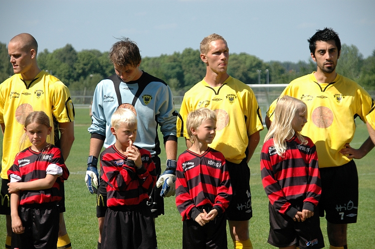 2008_0607_09.JPG - Arboga hade Köpings P00 och Köping hade Arbogas P00 med vid presentationen.Smågrabbarna spelade sen ett par matcher i pausen