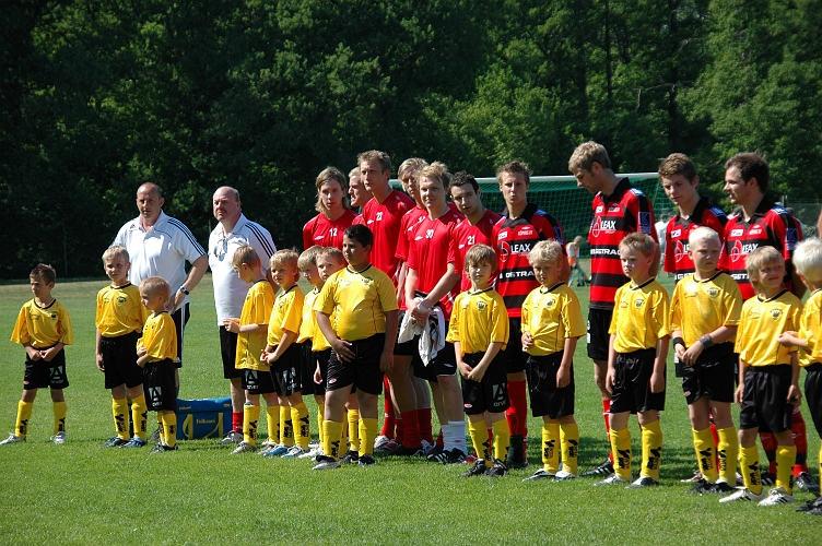 2008_0607_14.JPG - Arboga hade Köpings P00 och Köping hade Arbogas P00 med vid presentationen.Smågrabbarna spelade sen ett par matcher i pausen