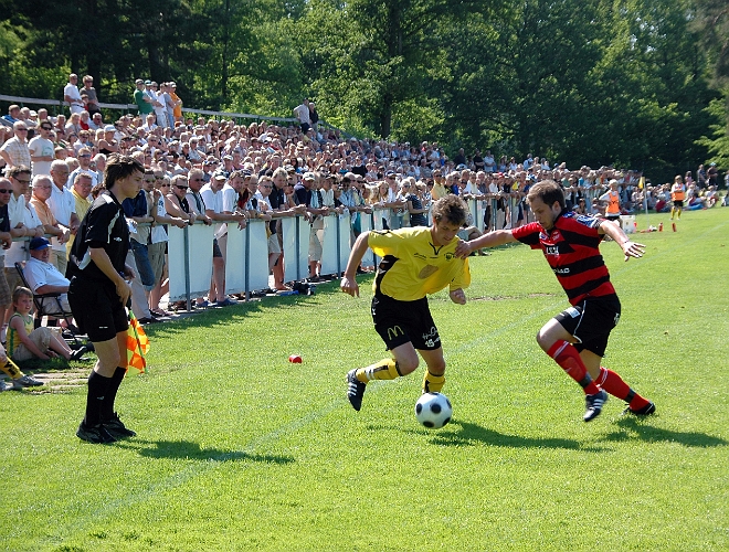 2008_0607_21.JPG - Ken Jansson var ett ständigt orosmoment för Köpings försvarare