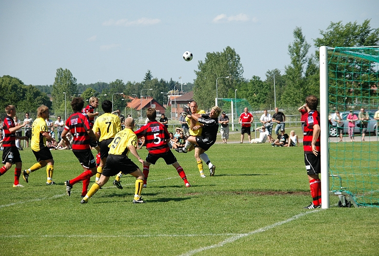 2008_0607_22.JPG - Frank Pettersson gör en räddning på en hörna för Södra