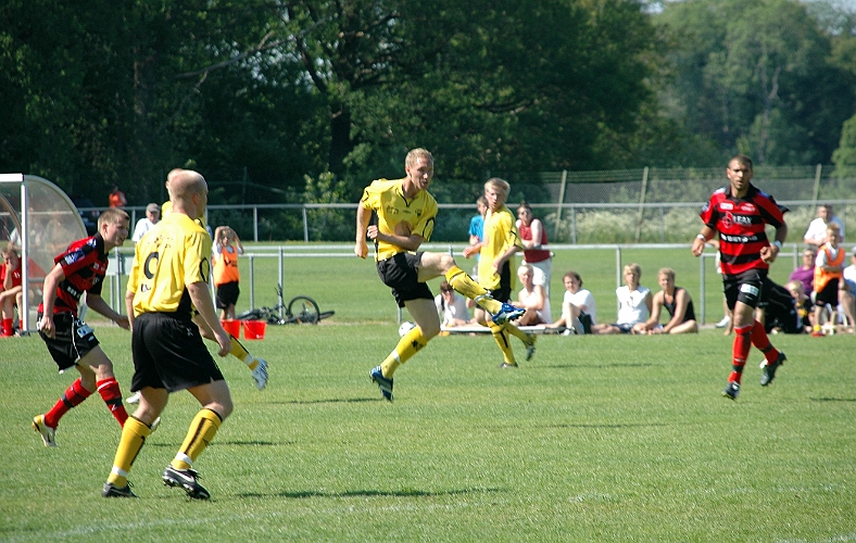 2008_0607_26.JPG - I 15:e minuten utökar Mikael Wiker Södras ledning till 2-0 på ett långskott