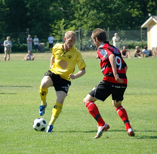 2008_0607_29.JPG - Matchens mittfältsgeneral Mikael Wiker, utmanar KFF's Johannes Skoglund