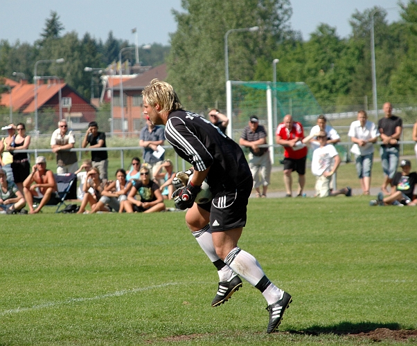 2008_0607_30.JPG - Frank limmar ett skott från distans