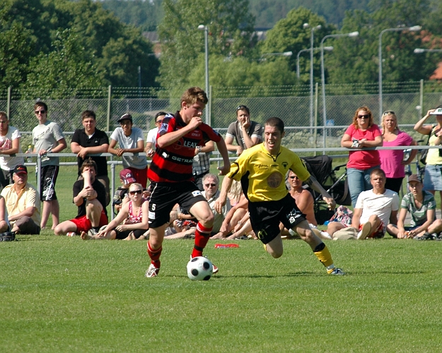 2008_0607_31.JPG - Thomas Giourgas rundar sin back på utsidan