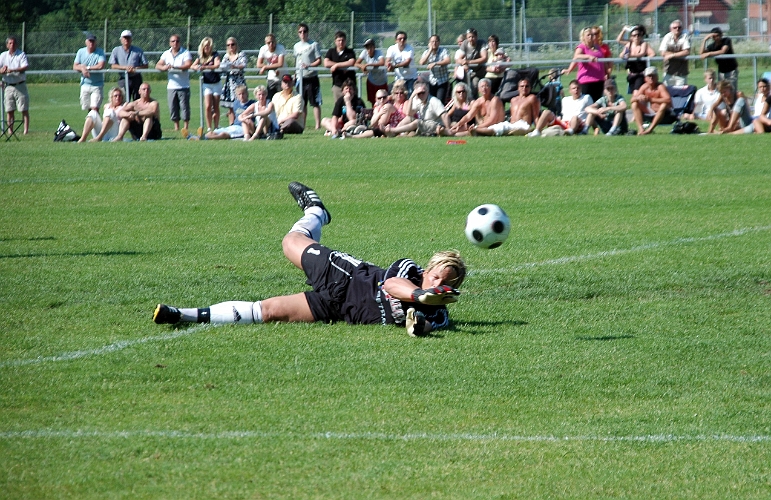 2008_0607_35.JPG - . . . som Frank tippar till hörna