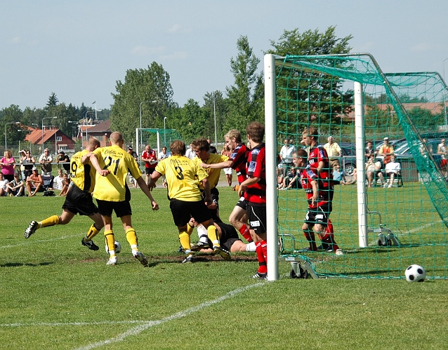2008_0607_37.JPG - Det uppstår lite kalabalik i Köpings försvar och . . .