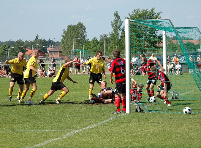 2008_0607_38.JPG - . . . Södras Sebastian Fahlberg lyckas få bollen över mållinjen, 3-0 till Södra efter 31 minuter