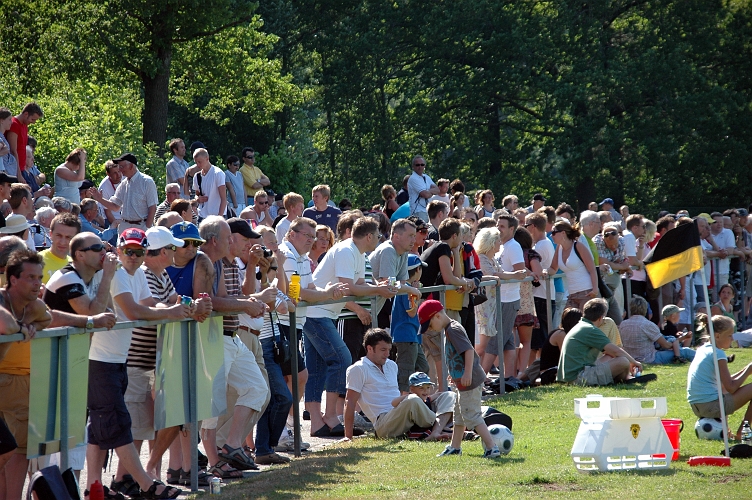 2008_0607_42.JPG - Den del av publiken som hejade på Södra måste känna sig ganska nöjda i pausen